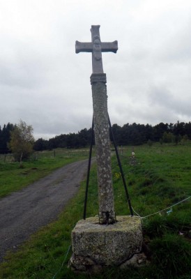 La croix au croisement de la route des Émiliards